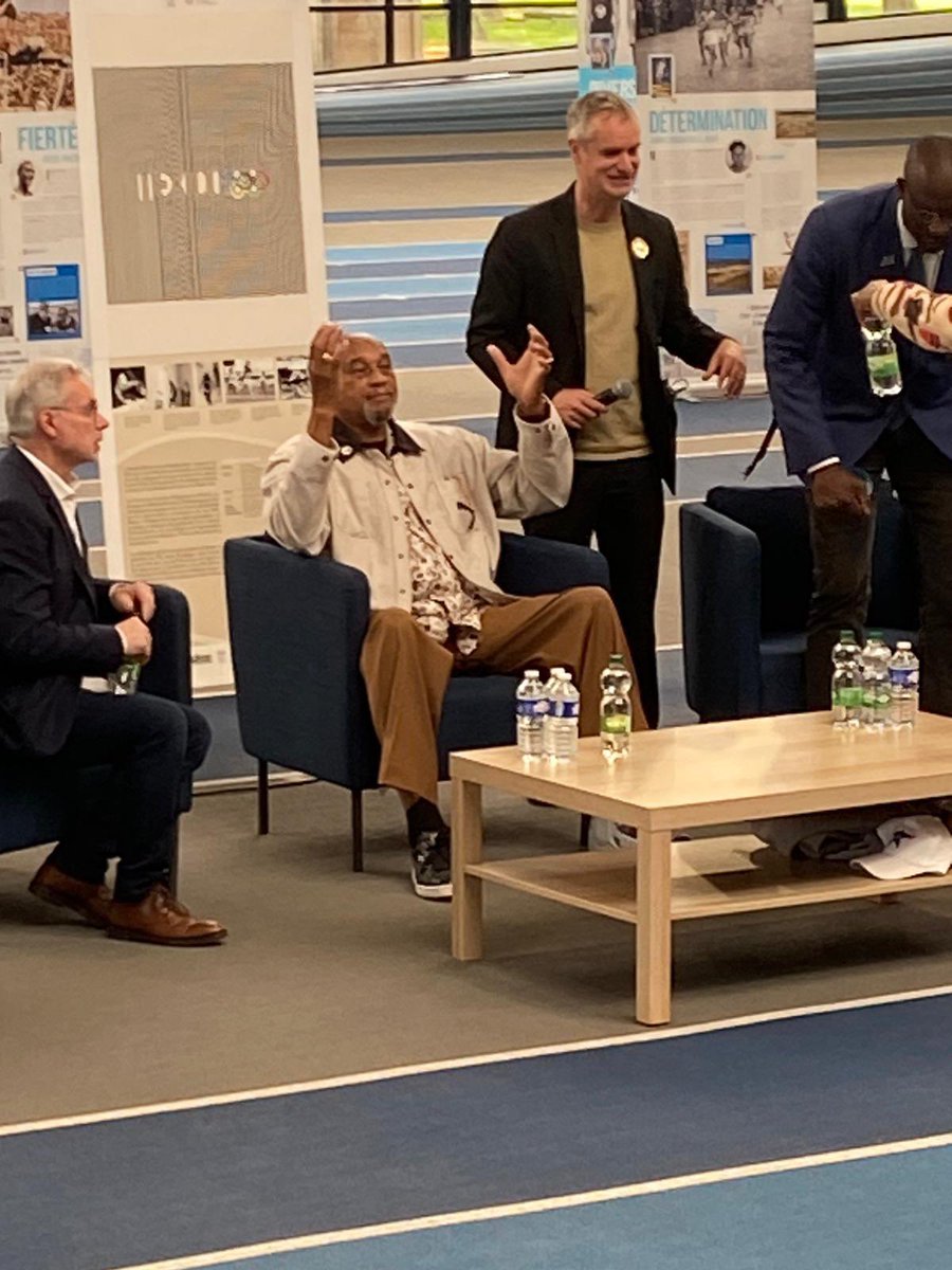 cedricmouyen's tweet photo. ÉNORME!!! Les élèves de @LPO_LouisArmand et les enseignants ont eu la chance de rencontrer l’immense Tommie Smith aujourd’hui. Merci @Athletica_95 pour ce moment exceptionnel. https://t.co/wQXea1f3tm