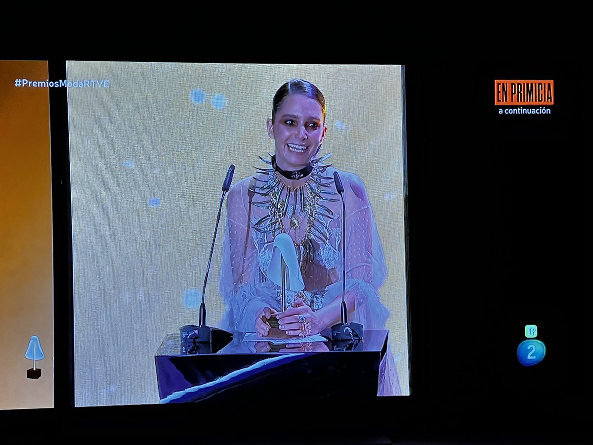 SteffdeMarco's tweet image. Más que merecido Susanaaaaaa y team!!! #PremiosModaRTVE