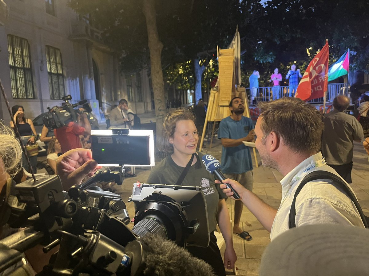 MartinBreitkopf's tweet photo. #G7Italy während die Politiker im Castello von #Brindisi dinieren -macht #nog7 Konkurrenz Essen mit trockenen Brot:  "Frise": Sie sind typisch für das süditalienische Apulien und ein Symbol für Armut -  haben sogar Deutsche von #debtforclimate getroffen…und alles ganz friedlich https://t.co/EWDRahhLVr