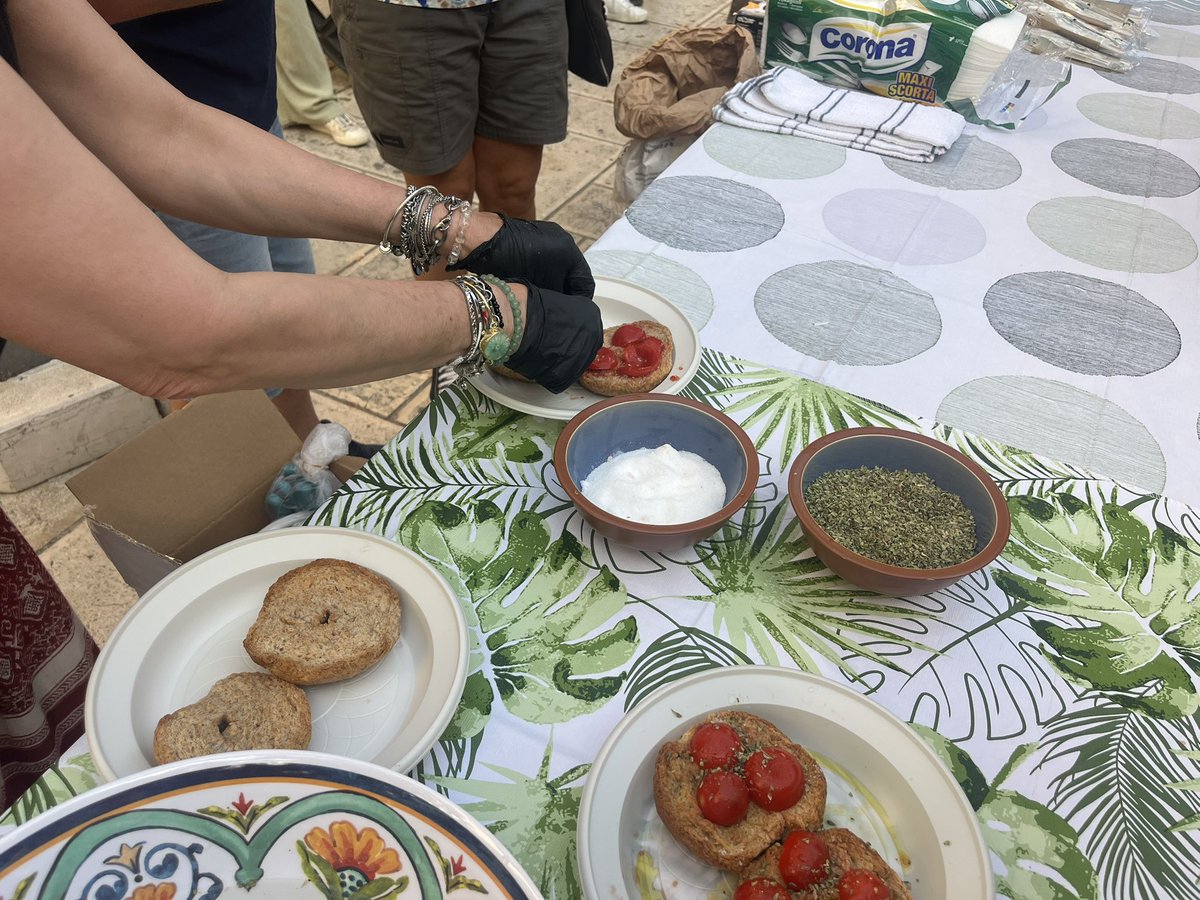 MartinBreitkopf's tweet photo. #G7Italy während die Politiker im Castello von #Brindisi dinieren -macht #nog7 Konkurrenz Essen mit trockenen Brot:  "Frise": Sie sind typisch für das süditalienische Apulien und ein Symbol für Armut -  haben sogar Deutsche von #debtforclimate getroffen…und alles ganz friedlich https://t.co/EWDRahhLVr