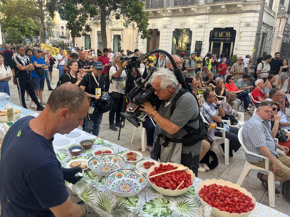 MartinBreitkopf's tweet photo. #G7Italy während die Politiker im Castello von #Brindisi dinieren -macht #nog7 Konkurrenz Essen mit trockenen Brot:  "Frise": Sie sind typisch für das süditalienische Apulien und ein Symbol für Armut -  haben sogar Deutsche von #debtforclimate getroffen…und alles ganz friedlich https://t.co/EWDRahhLVr
