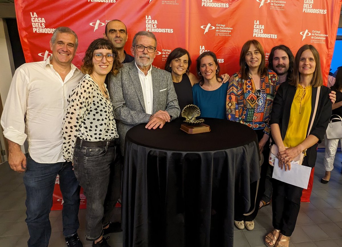 universitatURV's tweet photo. 😊El Gabinet de Comunicació de la #URV guanya la Petxina Oberta del Col·legi de Periodistes de Tarragona. Un reconeixement per fer arribar als mitjans de comunicació, i a la ciutadania, el coneixement que genera la Universitat. N'estem molt contents!

#Petxines2024 #comunitatURV https://t.co/69Cce0oSBW