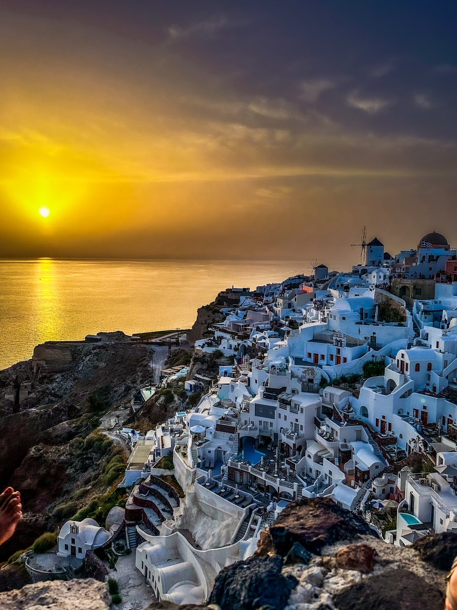 Sunset in Santorini #stormhour <a href="/StormHour/">#StormHour</a> #sunset #greece #santorini