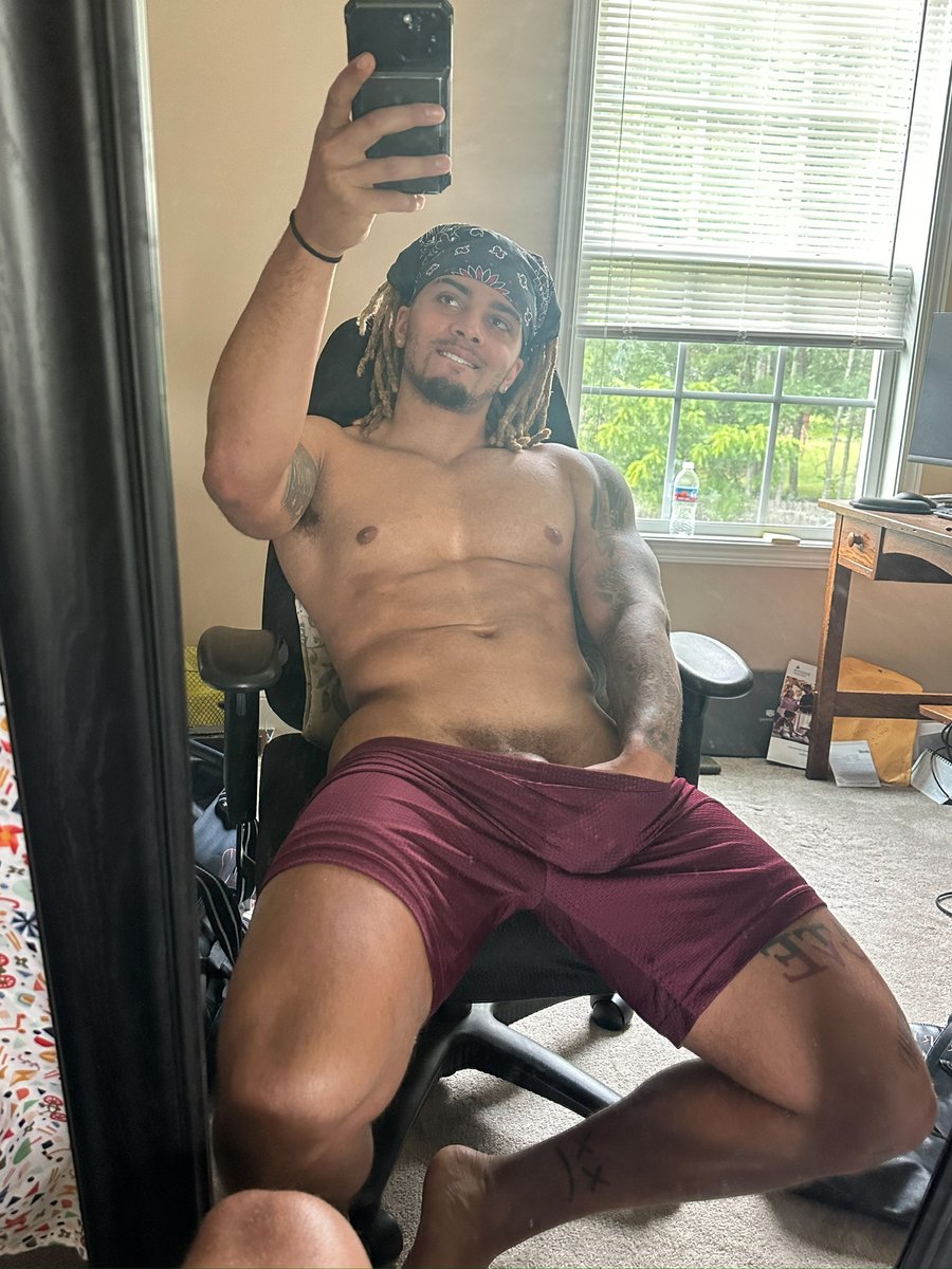 thefitlightskin's tweet photo. Roommates are out, time to enjoy myself https://t.co/hMU7Cf8tAY