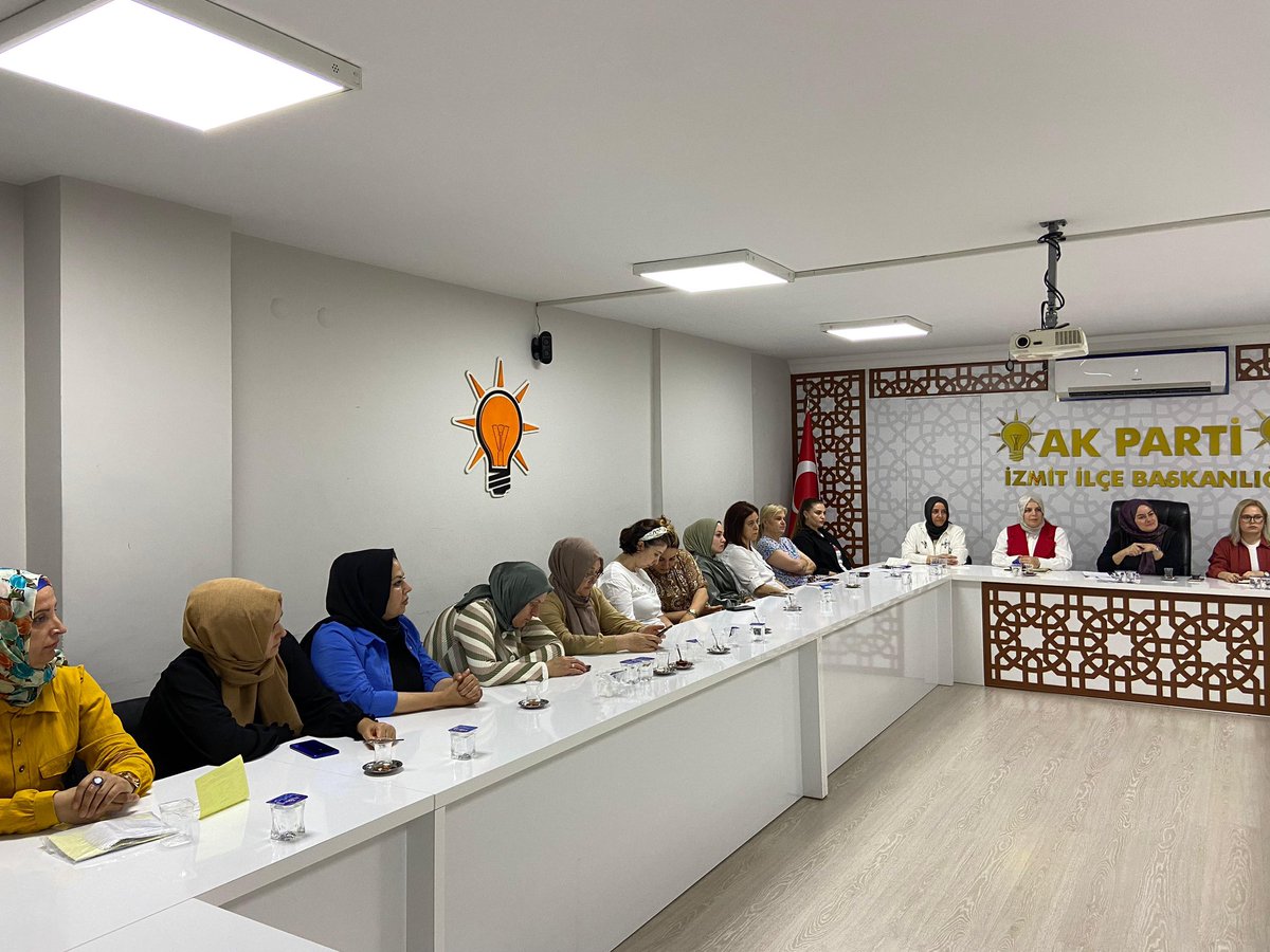 akkadinizmit41's tweet photo. Haftalık olağan yönetim kurulu toplantımızı, İlçe Kadın Kolları Başkanımız @Pnaratabay1 başkanlığında gerçekleştirdik.

@aysekesir 
@erkankandemir https://t.co/158tHEg6Zq