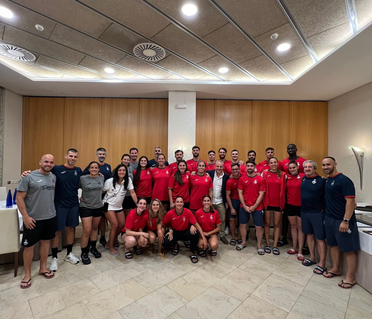 Antes de poner rumbo a Santander, quería despedirme y desear toda la suerte del mundo a las #GuerrerasArena y los #HispanosArena, que parten en pocas horas a China para competir la próxima semana en el Campeonato del Mundo de #BalonmanoPlaya. 💪