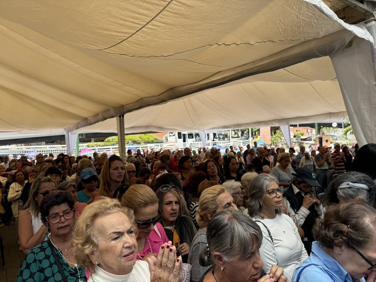 eliasayegh's tweet photo. #ElHatillo y #LosSalias son pueblos muy parecidos, llenos de tradición, de gente noble y luchadora. Quiero agradecer a mi hermano Alcalde #LosSalias por la invitación a esta bella celebración en honor a San Antonio de Padua. 

¡En #ElHatillo y #LosSalias seguimos comprometidos con nuestro país y con nuestra gente! #SanAntonioPuebloDeFe #VenezuelaPOSIBLE #13Jun
