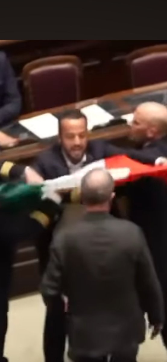 In più scrive addirittura "consegnato anche con garbo".
Evidentemente per <a href="/lucatelese/">Luca Telese</a> un esaltato che ti si avventa addosso è una cosa garbata