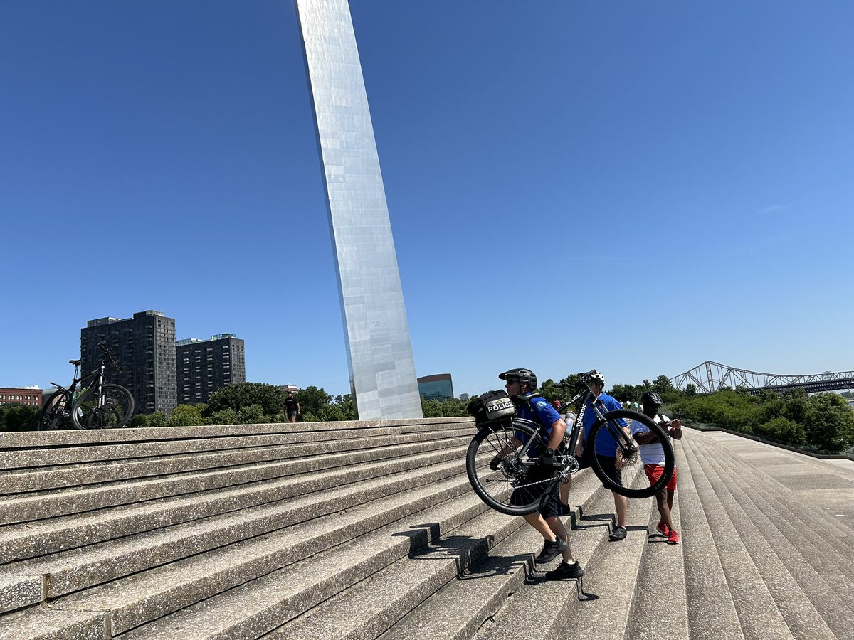 SLMPD's tweet photo. This week we hosted a basic police cyclist course. We taught officers from SLMPD as well as from @SCCMOPD
Officers completing this course must demonstrate proficiency in operation of bikes.
Yesterday they had the chance to train on stairs at the Gateway Arch.
#Stl #IPMBA https://t.co/vvefj536kq
