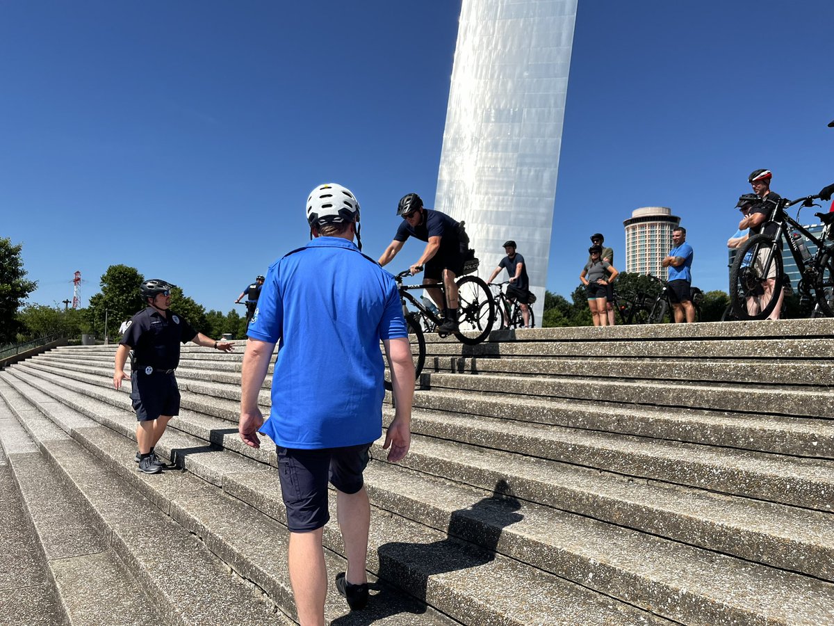 SLMPD's tweet photo. This week we hosted a basic police cyclist course. We taught officers from SLMPD as well as from @SCCMOPD
Officers completing this course must demonstrate proficiency in operation of bikes.
Yesterday they had the chance to train on stairs at the Gateway Arch.
#Stl #IPMBA https://t.co/vvefj536kq