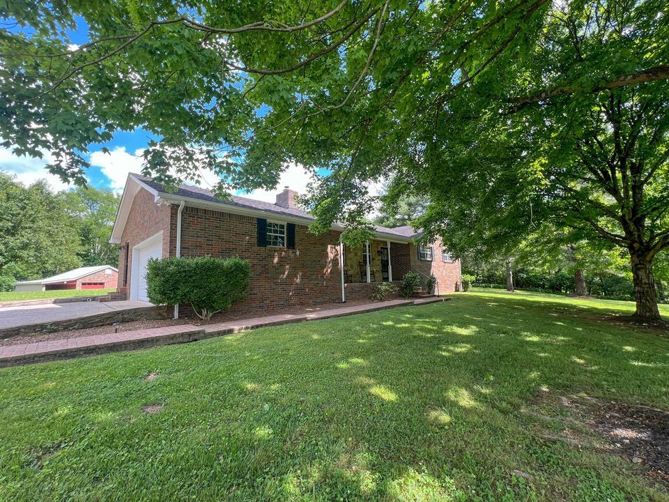 MullinsRealty's tweet photo. Calling all homesteaders! 🔔🐔 🐤 🥚🐔 🔔  Are you looking for a place to homestead that's still convenient to everything?👀 Space with the freedom to garden, raise chickens, goats, or bees? 🐐 🐝 🐔
Click to see more photos https://t.co/U9ezeXTswJ https://t.co/sBLCdew8jr
