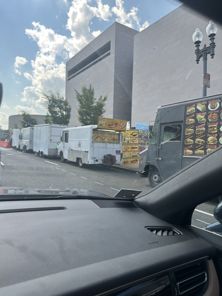 Legitimately asking - is this something that’s allowed or that DC just chooses not to enforce? Independence Ave by Air &amp; Space - clearly signs that say no parking after 4pm, yet there is a line of souvenir trucks that show no sign of moving. <a href="/DCDPW/">DC Department of Public Works</a> <a href="/DDOTDC/">DDOT DC</a>