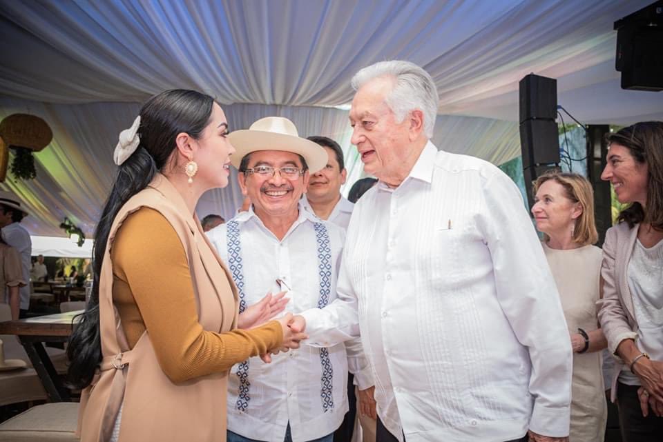 ClaudethOficial's tweet photo. Fuimos testigos, junto a nuestra Gobernadora,  Licda. @LaydaSansores  y el Director General de la CFE Nacional, @ManuelBartlett , del inicio de construcción de la Fase 2 del Gasoducto Cuxtal-Mayakán, proyecto que sin duda tendrá un impacto positivo para el pueblo de Campeche. https://t.co/PHQiO1S5AT