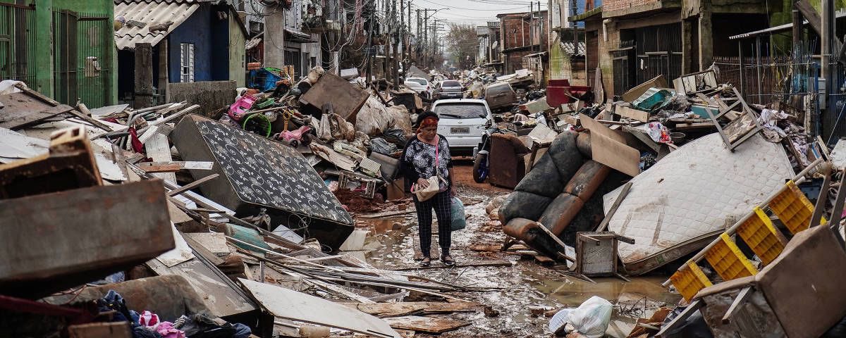 karenpsol's tweet photo. 🗣️ Enquanto outros bairros de Porto Alegre retomam sua rotina, o Sarandi, duramente atingido pela enchente, ainda luta para se reerguer. 

Quase 40 dias após a inundação, os moradores enfrentam a falta de assistência do poder público e a demora na limpeza das ruas, temendo as novas chuvas prometidas para esse fim de semana, que podem agravar a situação. 

Entre os destroços, surge a mobilização da comunidade, exigindo ações concretas para evitar futuras tragédias, garantir moradias dignas e ter voz na reconstrução da cidade. 

A urgência é clara: é preciso agir agora para mitigar os danos! 

https://t.co/fqk61CpfwO