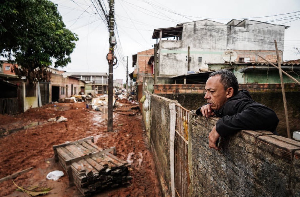 karenpsol's tweet photo. 🗣️ Enquanto outros bairros de Porto Alegre retomam sua rotina, o Sarandi, duramente atingido pela enchente, ainda luta para se reerguer. 

Quase 40 dias após a inundação, os moradores enfrentam a falta de assistência do poder público e a demora na limpeza das ruas, temendo as novas chuvas prometidas para esse fim de semana, que podem agravar a situação. 

Entre os destroços, surge a mobilização da comunidade, exigindo ações concretas para evitar futuras tragédias, garantir moradias dignas e ter voz na reconstrução da cidade. 

A urgência é clara: é preciso agir agora para mitigar os danos! 

https://t.co/fqk61CpfwO
