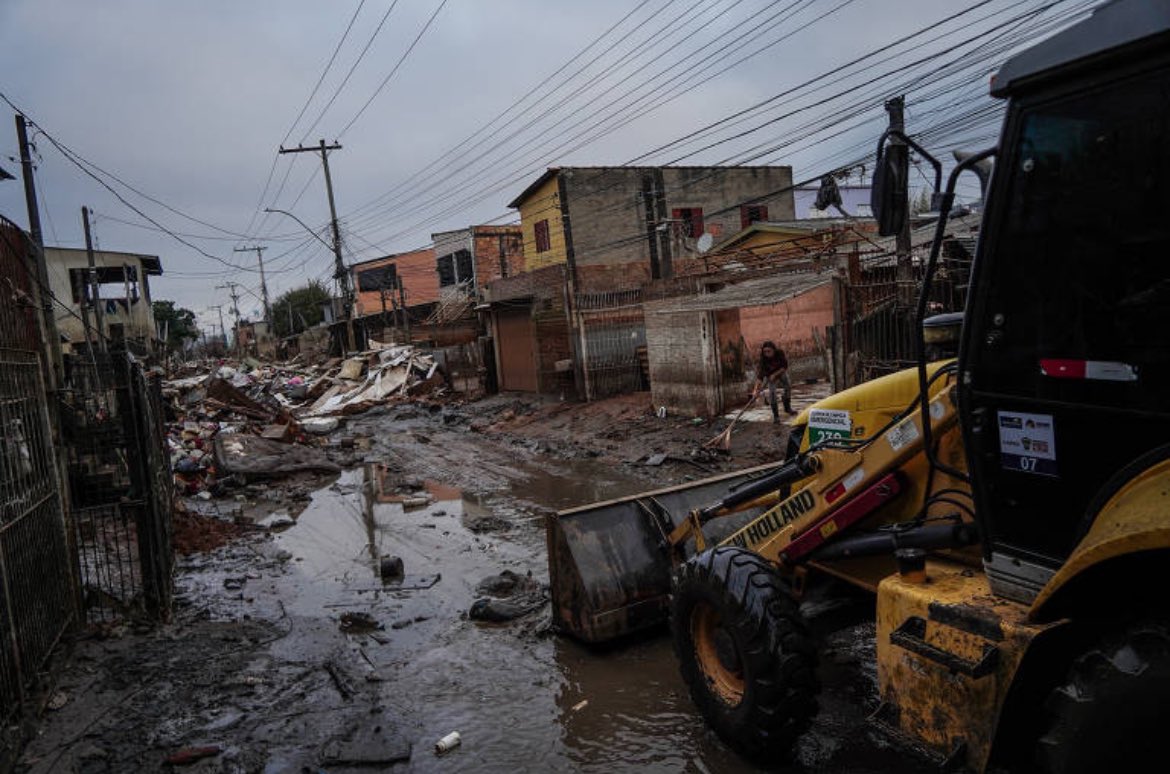 karenpsol's tweet photo. 🗣️ Enquanto outros bairros de Porto Alegre retomam sua rotina, o Sarandi, duramente atingido pela enchente, ainda luta para se reerguer. 

Quase 40 dias após a inundação, os moradores enfrentam a falta de assistência do poder público e a demora na limpeza das ruas, temendo as novas chuvas prometidas para esse fim de semana, que podem agravar a situação. 

Entre os destroços, surge a mobilização da comunidade, exigindo ações concretas para evitar futuras tragédias, garantir moradias dignas e ter voz na reconstrução da cidade. 

A urgência é clara: é preciso agir agora para mitigar os danos! 

https://t.co/fqk61CpfwO