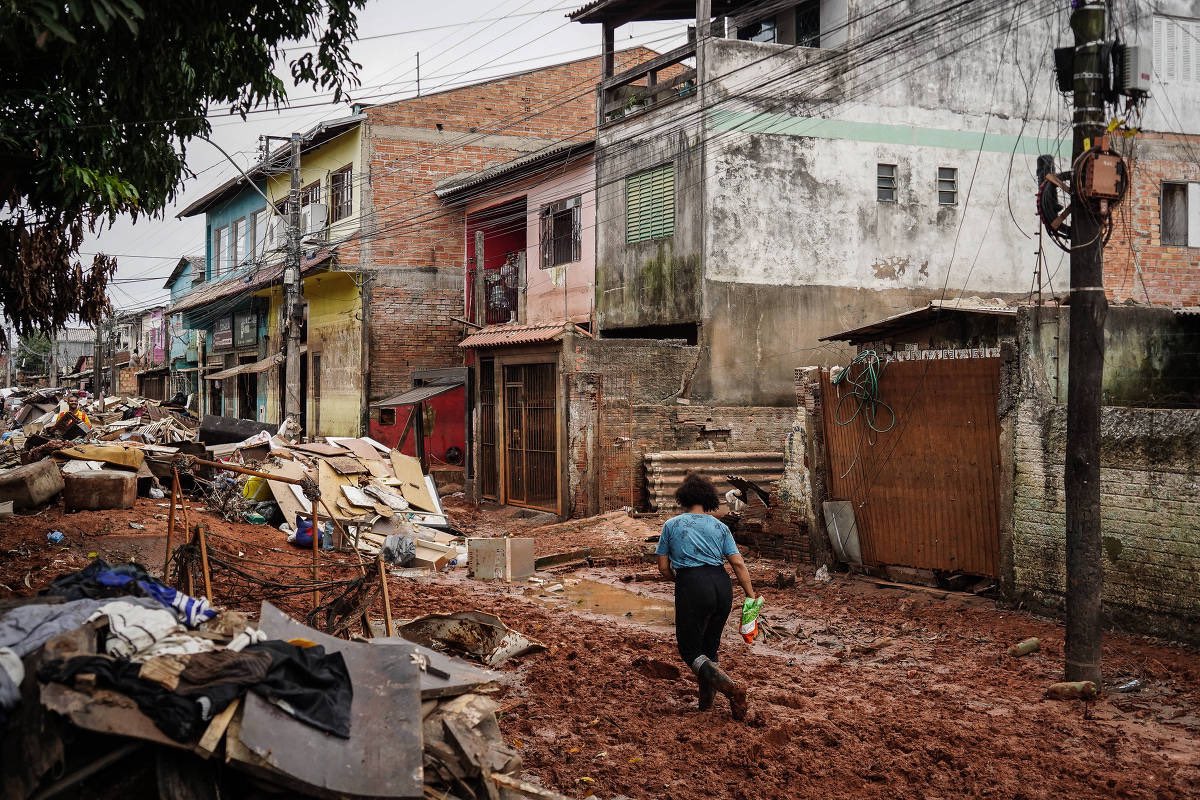 karenpsol's tweet photo. 🗣️ Enquanto outros bairros de Porto Alegre retomam sua rotina, o Sarandi, duramente atingido pela enchente, ainda luta para se reerguer. 

Quase 40 dias após a inundação, os moradores enfrentam a falta de assistência do poder público e a demora na limpeza das ruas, temendo as novas chuvas prometidas para esse fim de semana, que podem agravar a situação. 

Entre os destroços, surge a mobilização da comunidade, exigindo ações concretas para evitar futuras tragédias, garantir moradias dignas e ter voz na reconstrução da cidade. 

A urgência é clara: é preciso agir agora para mitigar os danos! 

https://t.co/fqk61CpfwO