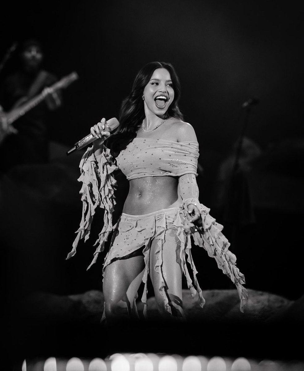 EmiliaChloeb's tweet photo. reina🖤 https://t.co/BENs8qcOCv