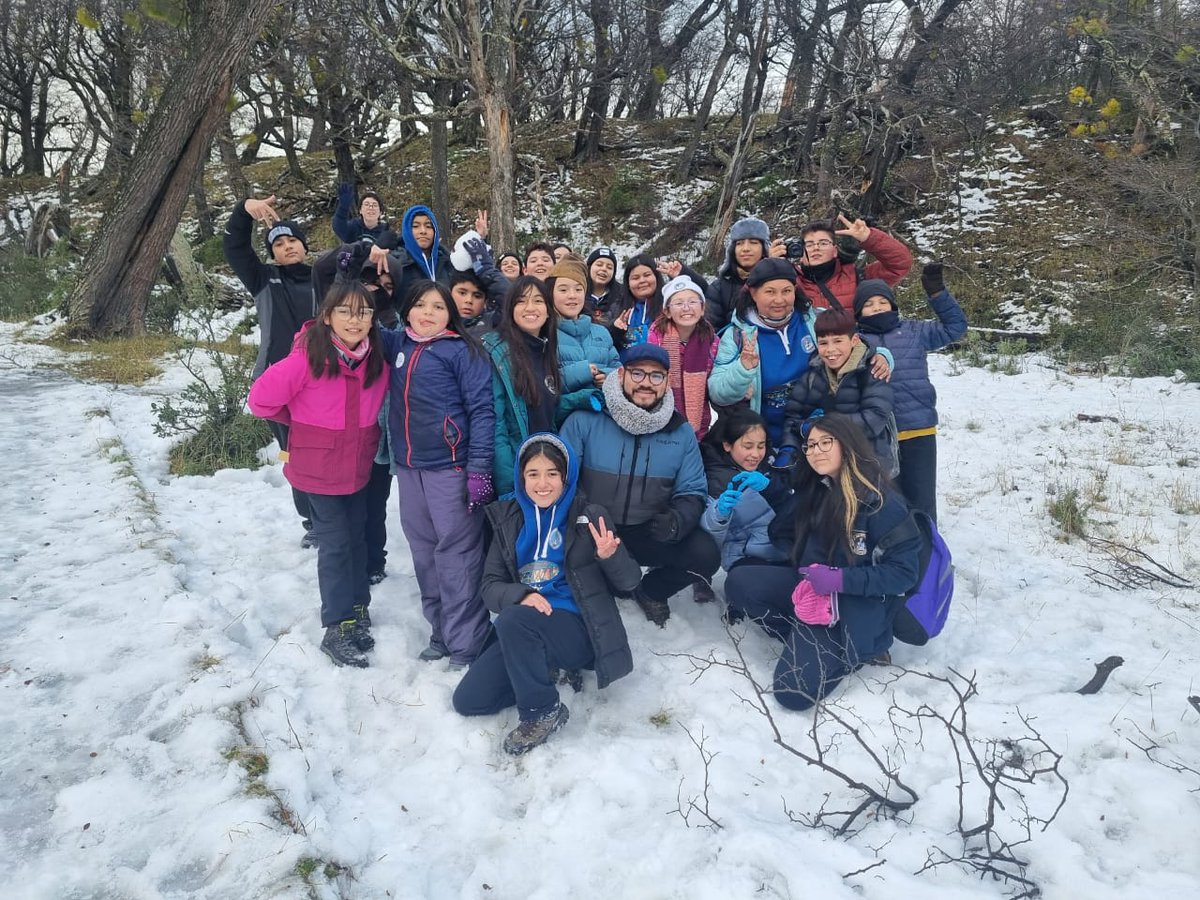 parexploramag's tweet photo. Niños y niñas de la Escuela Coronel Santiago Bueras Coronel Santiago Bueras Santiago Bueras de Puerto  Natales con su docente @claudia.almonacid.7  realizaron un análisis comparativo de hongos en los sectores de Puente Ventisquero y Bosque Gray en el Parque Torres del Paine. https://t.co/tqrfegQZot