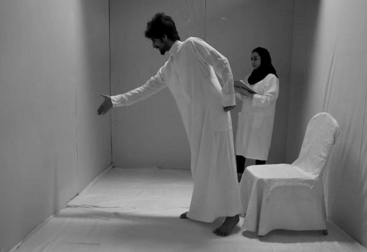 "صافحت كفّي في خيال العزيزين 
وأثره جنون الشوق صافح يديني".