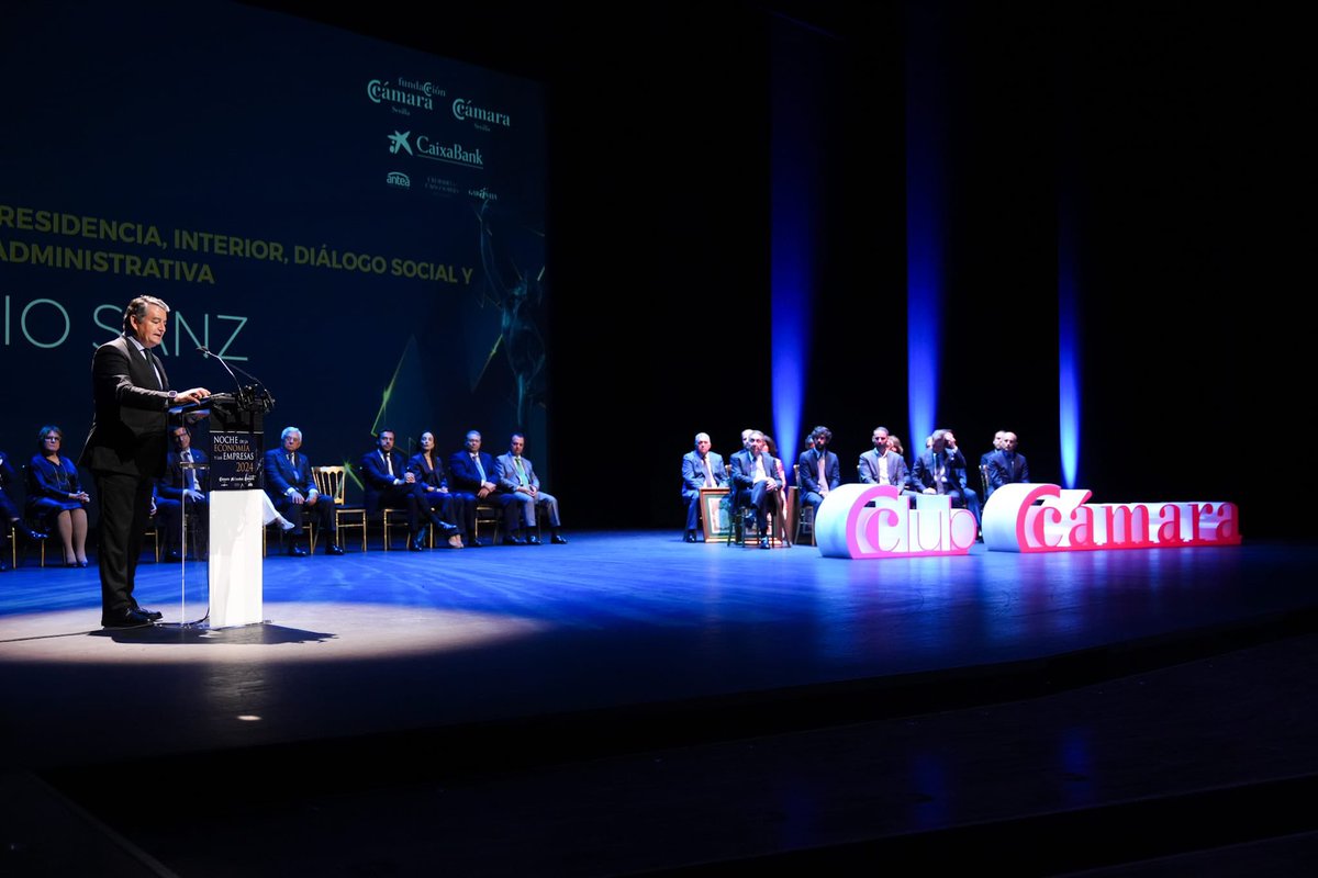 antoniosanz's tweet photo. Participo junto a @CarolinaEspanaR y @ParadelaJSr en la Noche de la Economía y las Empresas de @camaradesevilla.

#Andalucía avanza: más empresas activas, crecimiento en exportaciones y el mayor número de autónomos.

Gracias a todos los que contribuyen a este crecimiento. https://t.co/jlXnmL1GJe