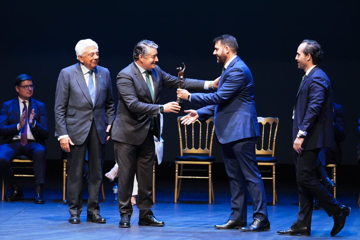 antoniosanz's tweet photo. Participo junto a @CarolinaEspanaR y @ParadelaJSr en la Noche de la Economía y las Empresas de @camaradesevilla.

#Andalucía avanza: más empresas activas, crecimiento en exportaciones y el mayor número de autónomos.

Gracias a todos los que contribuyen a este crecimiento. https://t.co/jlXnmL1GJe
