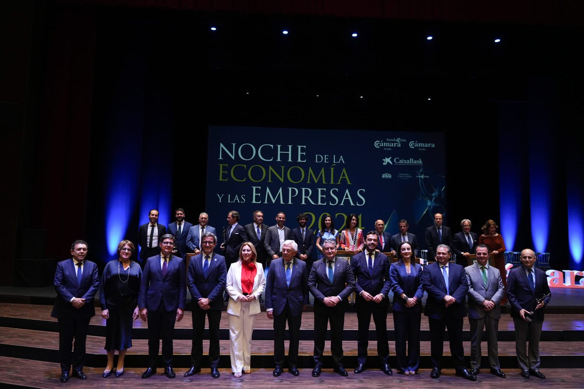 antoniosanz's tweet photo. Participo junto a @CarolinaEspanaR y @ParadelaJSr en la Noche de la Economía y las Empresas de @camaradesevilla.

#Andalucía avanza: más empresas activas, crecimiento en exportaciones y el mayor número de autónomos.

Gracias a todos los que contribuyen a este crecimiento. https://t.co/jlXnmL1GJe