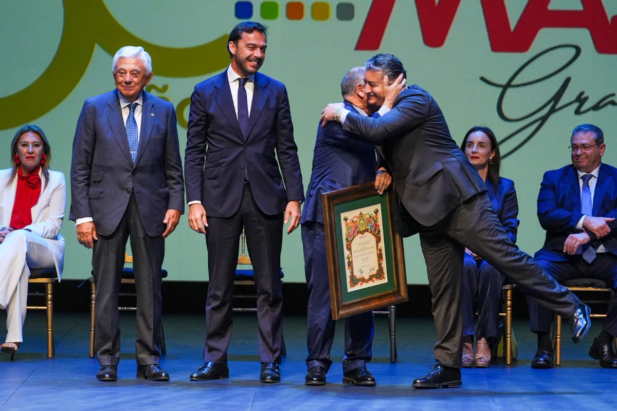 antoniosanz's tweet photo. Participo junto a @CarolinaEspanaR y @ParadelaJSr en la Noche de la Economía y las Empresas de @camaradesevilla.

#Andalucía avanza: más empresas activas, crecimiento en exportaciones y el mayor número de autónomos.

Gracias a todos los que contribuyen a este crecimiento. https://t.co/jlXnmL1GJe