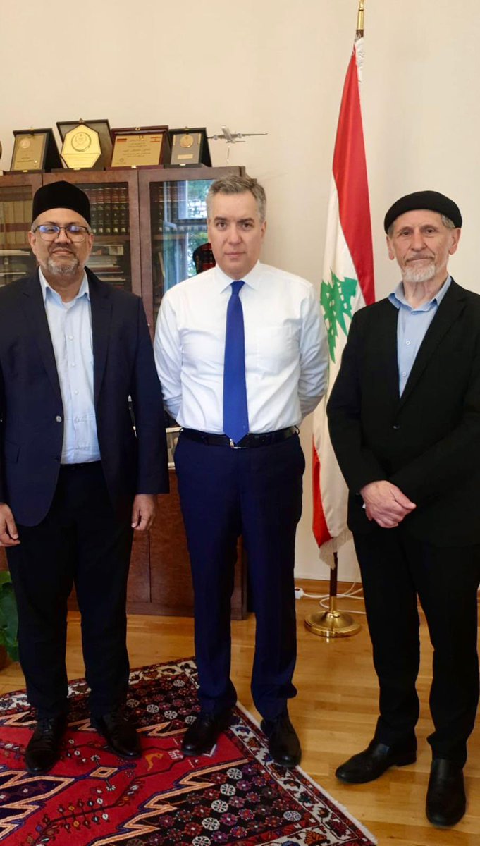 PresseAhmadiyya's tweet photo. Der Bundesvorsitzende der @AhmadiyyaDE sowie der Pressesprecher der AMJ hatten einen interessanten Austausch mit Seiner Exzellenz, dem Botschafter @LebanonGermany https://t.co/7R7praLPmn