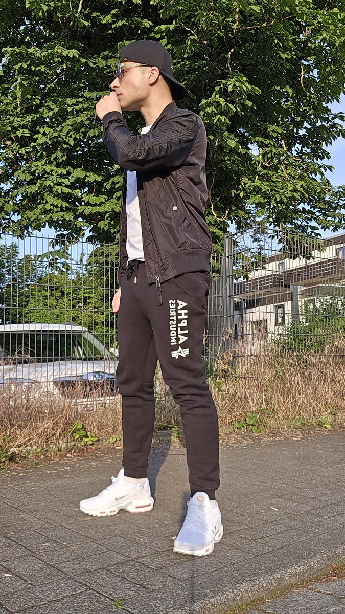 Wo sind die braven Cashslaves?
Ab in die DM, wenn du dich traust 😈

#badmasterboy #niketn #alphamaster