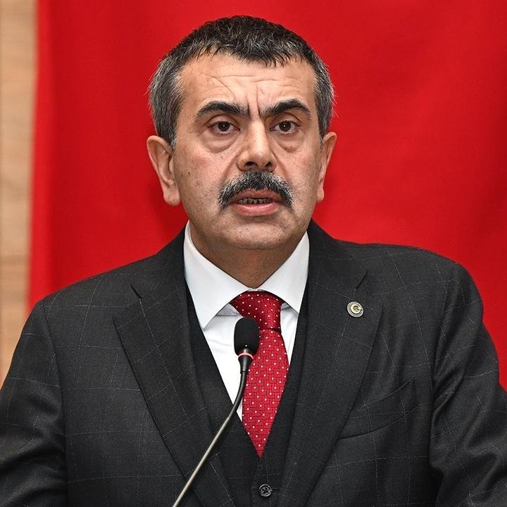 Ne yaparsanız yapın Türkiye şeriat ile yönetilmeyecek! Yaşasın demokratik laik Türkiye Cumhuriyeti!

#YusufTekinİstifa