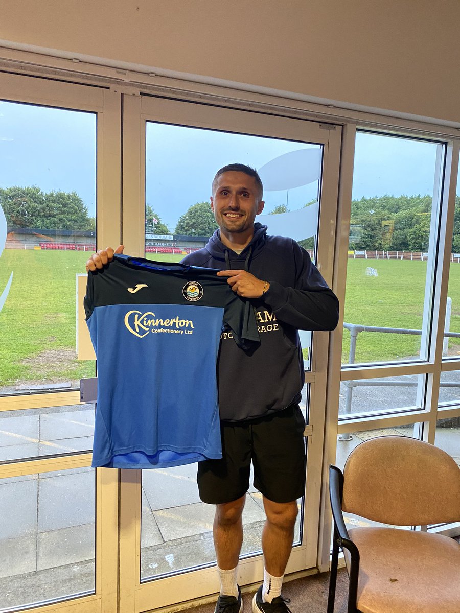 WensumWanderers's tweet photo. Signing Number 1

None of this verbally agreeing ballshit, Alex Walpole has put pen to paper and has agreed to join us for the next 3 seasons. 

Up the ducks 🦆 https://t.co/0SkJCArPQu