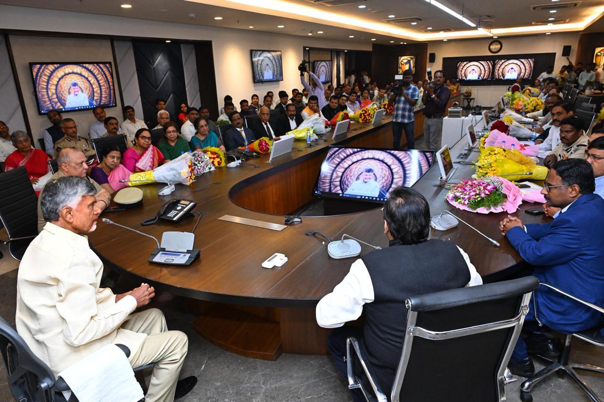 jsuryareddy's tweet photo. Immediately after assuming charge, the #AndhraPradesh #ChiefMinister #ChandrababuNaidu signed 5 files, as promised.
The first file on #MegaDSC for filling the 16,347 #TeacherPosts. GO issued.
Later, he cleared the file on the revocation of the #LandTitlingAct https://t.co/ON2HdFR9Mm