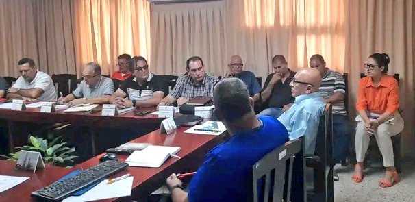 AlexisLorente74's tweet photo. 🇨🇺| Jornada productiva de conjunto con el Ministro de la Construcción René Mesa Villafañas y @DeivyPrezMartn1 donde intercambiamos con representantes del MICONS y la Refinería Sergio Soto de Cabaiguán. 

#SanctiSpíritusEnMarcha https://t.co/kaAcYJsYCb