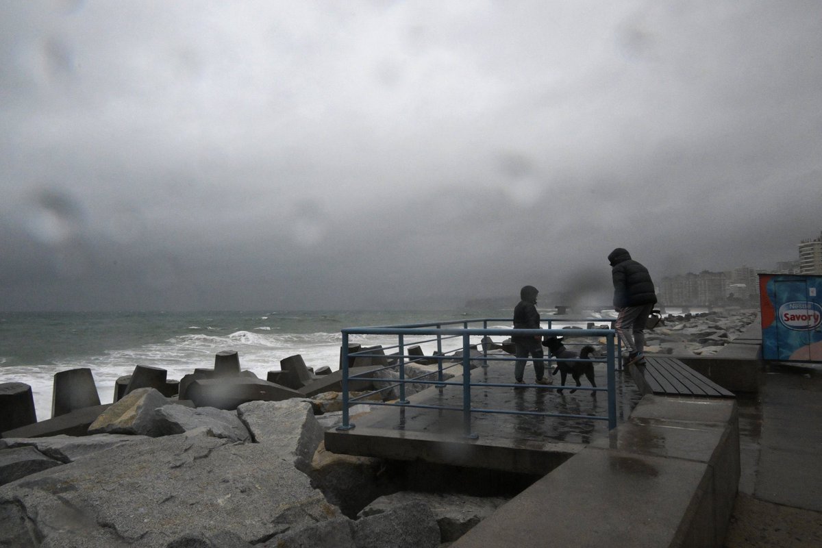 La mayor parte de Chile, incluida Santiago, soporta este jueves intensas lluvias y vientos que dejan un muerto y más de 4000 damnificados, según las autoridades, que activaron el "estado de catástrofe" para enfrentar la emergencia.