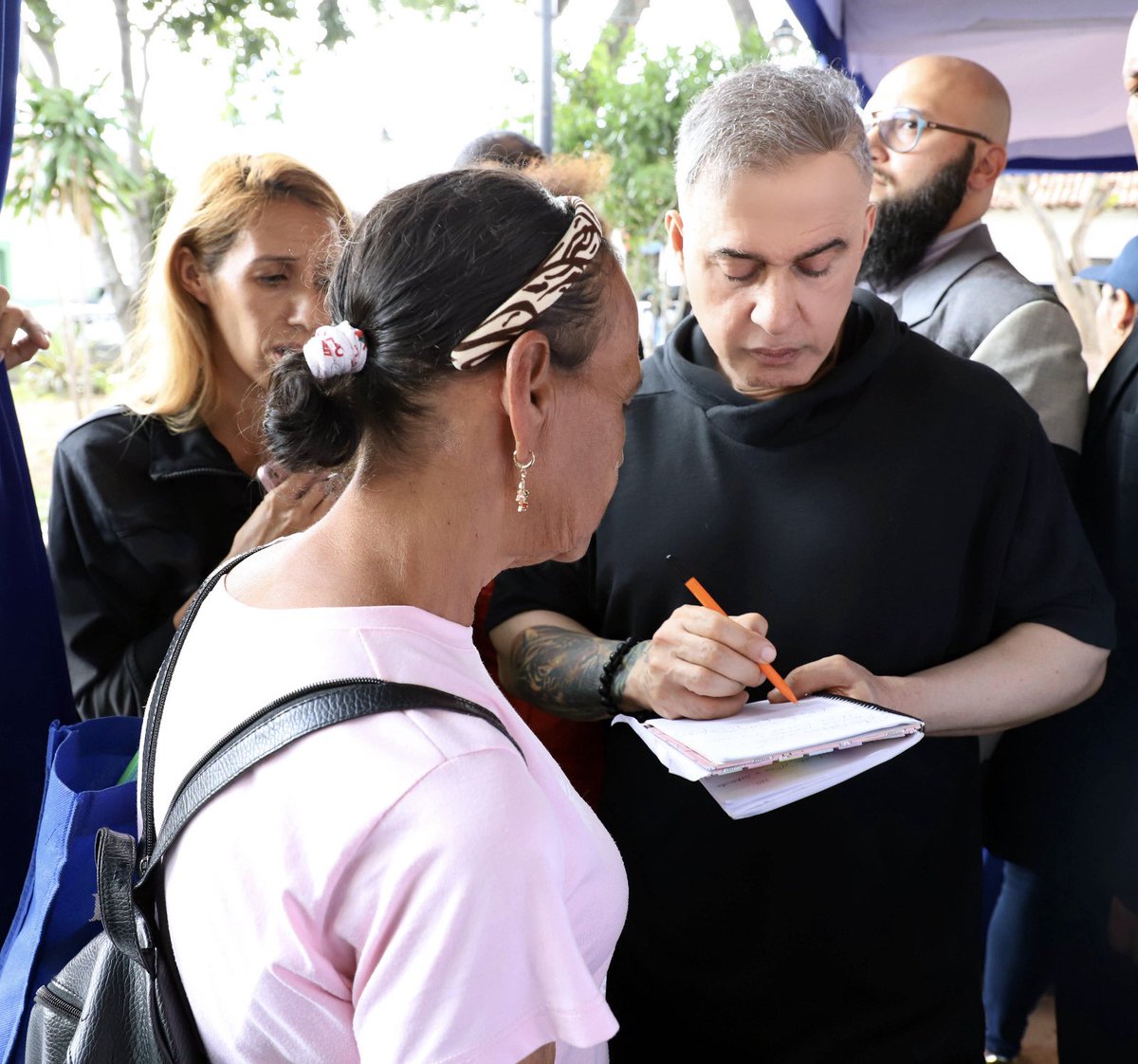 TarekWiliamSaab's tweet photo. Durante una jornada efectuada en Petare:
*Tarek William Saab informó que se han atendido 700.000 personas en los despachos Fiscales y jornadas de Justicia de  Calle desde el año 2017*

(Caracas, 11 de junio de 2024) El Fiscal General de la República, Tarek William Saab, informó que hasta la fecha se han atendido 6 mil 165 personas con el programa El Ministerio Público Atiende tu Denuncia en la Parroquia.

Asimismo, indicó que se han recogido 374 denuncias de carácter penal durante la realización de estas actividades.

En este evento, efectuado en la plaza Antonio José de Sucre del casco histórico de Petare, el titular de la acción penal precisó que se atendieron 500 personas por parte de 96 funcionarios de la institución, entre directores generales y de la línea, fiscales y personal de la Fiscalía Superior del Área Metropolitana de Caracas.

En esta oportunidad, se visitaron lugares como la estación de servicio PDV Lebrún, plaza El Cristo, Mercado Cipeco y Puente Las Flores, sede de Polisucre y las unidades educativas nacionales Jesús Arocha y Mariano Picón Salas. 

En este sentido, Saab destacó que se recibieron 15 denuncias de perturbación, invasión, apropiación indebida, estafa, lesiones y hurto, así como 182 orientaciones, 117 causas que no revisten carácter penal, 138 referencias a otros organismos y 27 problemática de convivencia vecinal.

El Fiscal General resaltó que también visitaron a 87 privados de libertad que se encuentran en el centro de detención preventiva de Polisucre, por lo que se recibieron 18 solicitudes de agilización de causa de retardo procesal y 15 de asistencia social.
“La gente recurre al Ministerio Público, porque sabe que allí va a encontrar una respuesta en torno a un caso que necesita la atención del sistema de justicia”, destacó Saab.

La jornada contó con la participación del alcalde del municipio Sucre, José Vicente Rangel Ávalos, Instituto Nacional de Transporte Terrestre, Servicio Administrativo de Identificación, Migración y Extranjería y funcionarios de la Guardia Nacional Bolivariana. 

*Otros programas*
La máxima autoridad garante de la legalidad del país también indicó que dentro del programa El Ministerio Público va a tu Comunidad se han atendido 42 mil 567 personas y se han recibido 5 mil 8 denuncias de carácter penal.

En cuanto a las jornadas El Ministerio Público Protege al Adulto Mayor, precisó que se han atendido 27 mil 931 personas de la tercera edad, y se han recibido 8 mil 947 denuncias.
“Si sumamos estas cifras, la atención que se realiza en la entrada de cada sede del Ministerio Público, en las acciones de calle y las personas atendidas en los despachos fiscales hemos atendido a 695 mil 481 personas”, destacó Saab.
Asimismo, dijo que durante este año han desplegado 600 funcionarios y han visitado 187 lugares en la ejecución de estos programas. 

Adicionalmente, TV exhortó a la población a realizar la denuncia temprana para que no escale en delito.