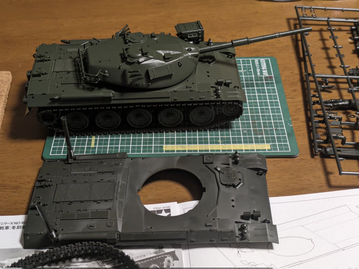 4J3nBVbE2JJcrxt's tweet image. #プラモデルライフ
#戦車模型普及委員会
#74式
不定期、オデの74。
年に数回しか用途がなかったハンダが今年は大活躍でし。
そすて、ここに74のボデーがもう１つ。
そすてヤメラレナイトマラナイのワクワク。
模型、とにかく楽すぃ〜。
あっ…4輌とも未完成です…。