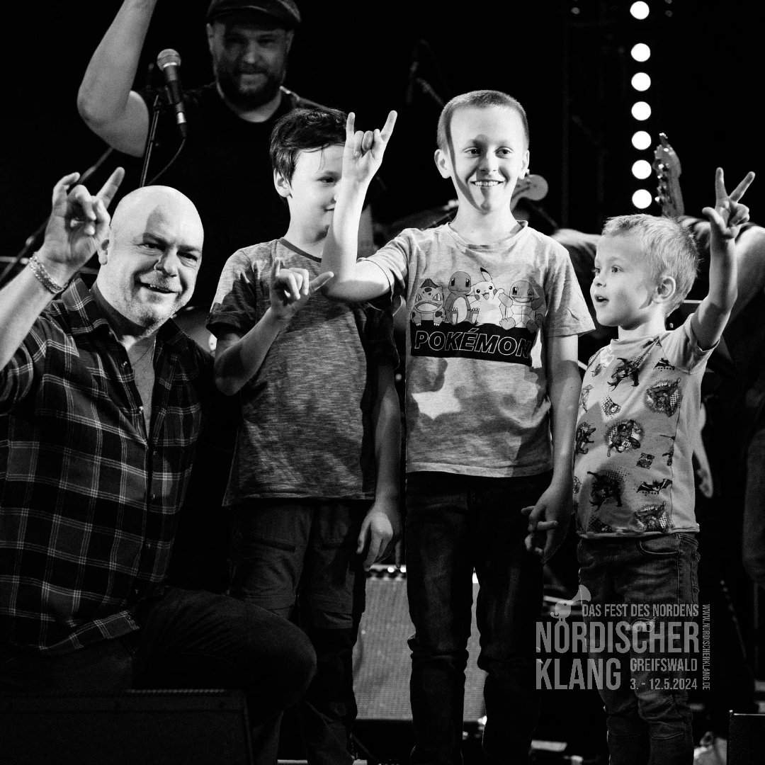 Am 11.5. eröffnete Myrhauk das Abschlussfest mit der perfekten Mischung aus norwegischem Rock, Folk, Blues und Country. Die überaus sympathischen fünf Männer sorgten für eine lockere und losgelöste Stimmung, die sogar drei kleine Jungs auf die Bühne holte.
#nokl24
<a href="/NorBotschaft/">Botschaft Norwegen 🇳🇴🇩🇪</a>