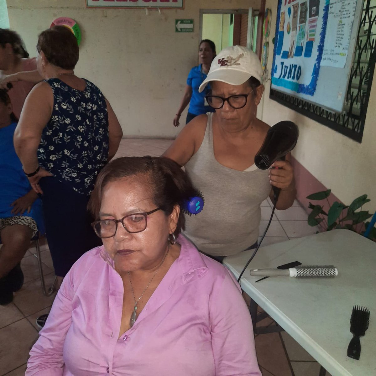 INSSNicaraguaOF's tweet photo. Curso de #Belleza #Colorimetría #Corte #Tinte #pistoleado #planchado #Pelscam #Inss #Chinandega. https://t.co/6QJnA0arxE
