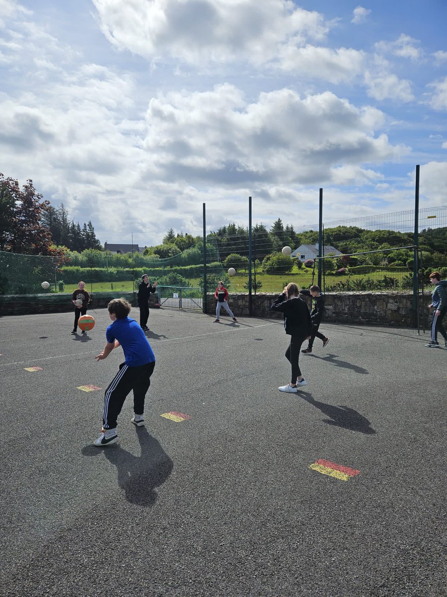 MsOConnorsClass's tweet photo. Enjoying playing Volleyball, football and whole school game of rounders. https://t.co/zXFmNLp44X