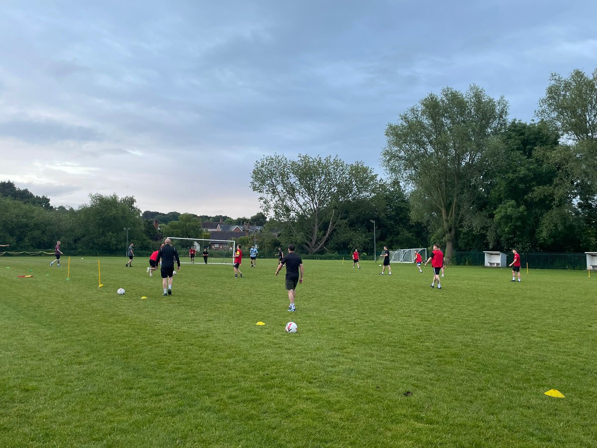 Great preseason session delivered to over 20 enthusiastic Brettsiders guys this evening <a href="/OfficialHUFC/">Hadleigh United FC</a> well done lads, great intensity both in and out of possession ! Thanks Darren Harvey for the invite 🙌🏼 <a href="/DarrenH25340813/">Darren Harvey</a>