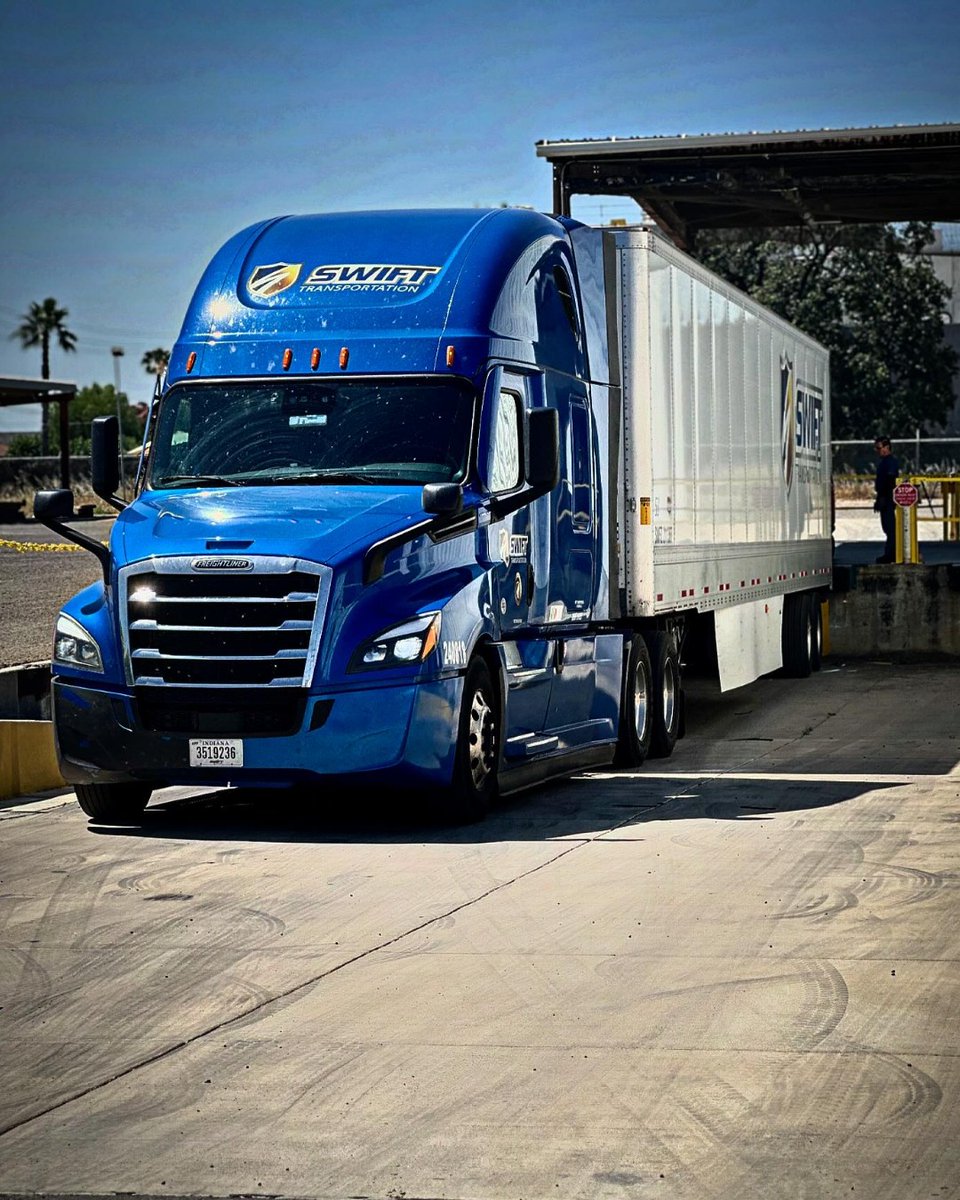 SwiftTransport's tweet photo. "Dropped my first load with Swift Transportation, many more to come!!" -Dennis, recently upgraded student from our Memphis Terminal! 🚚
#trucklife #truckdriver #truck #frieghtliner https://t.co/xqrmbuC5TV
