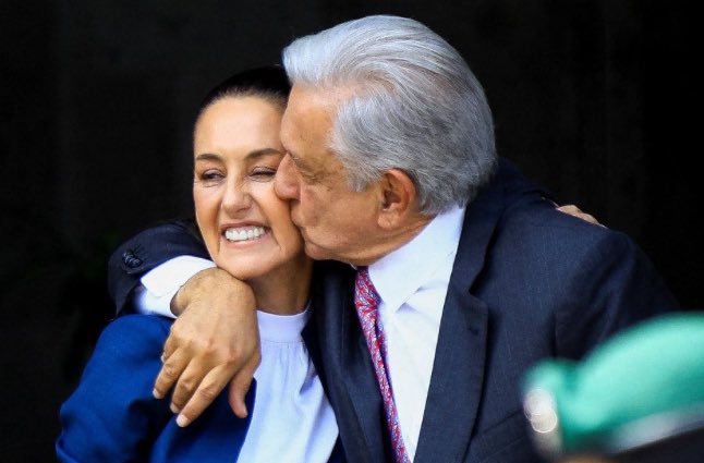 phave's tweet photo. @bakgeller Pues que la trate como mujer fuerte y digna, no como su hija / pareja. No recuerdo una imagen así de ella con su esposo. Claro el mensaje que quería mandar presentando así a la presidenta electa. https://t.co/UF5g17CNt9