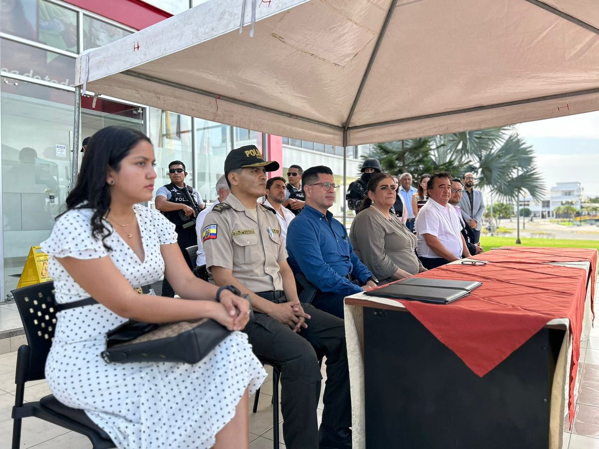 🔵EMPRESA PRIVADA DONA 7 PATRULLEROS A LA POLICÍA EN EL ORO

La ministra del Interior, Mónica Palencia, recibió la donación de 7 patrulleros por parte de la empresa privada, los mismos que fortalecerán la labor de seguridad de Policía en esta provincia.