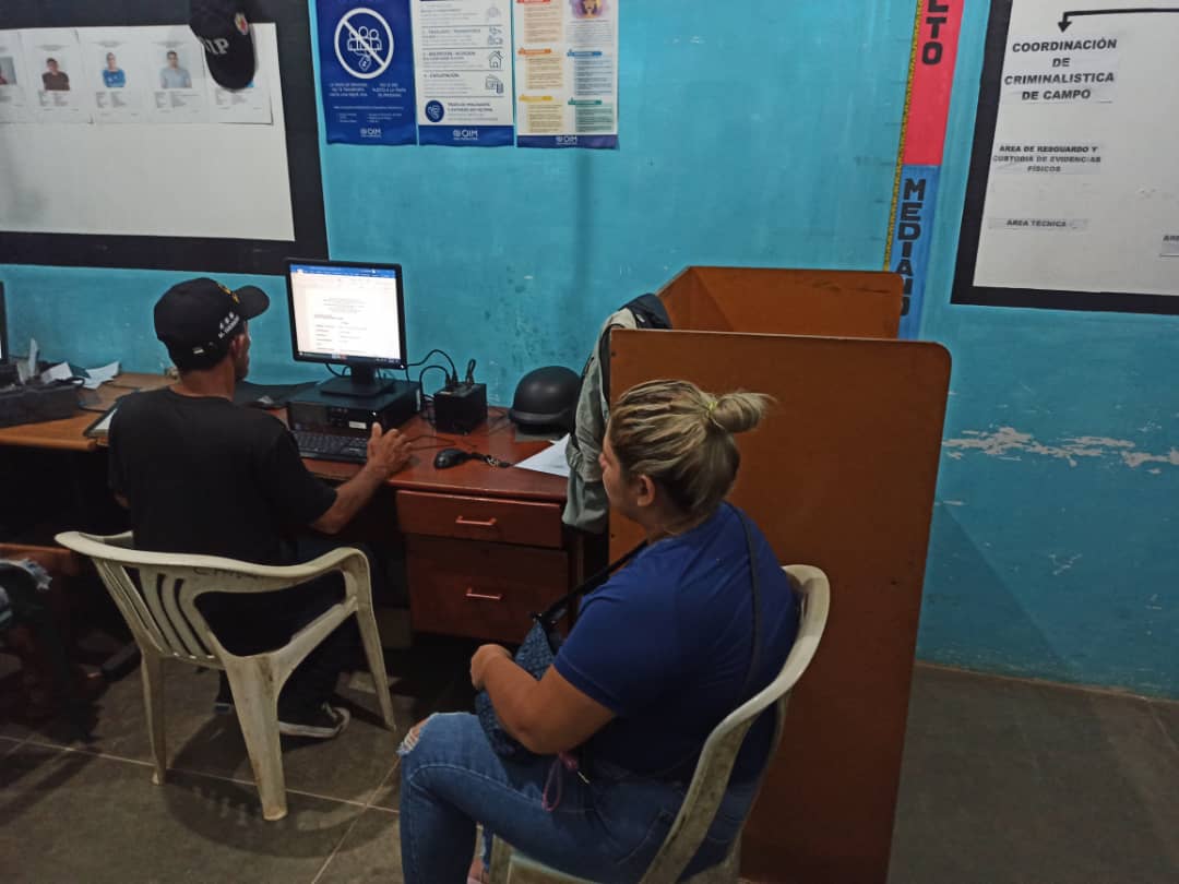 🚨 🛡 En el marco de garantizarle la paz a la sociedad amazonense, el Gobierno Regional a través del Cuerpo de Policía del estado Amazonas, logró la aprehensión de un ciudadano de 62 años de edad, de la ciudad de Puerto Ayacucho. 

tinyurl.com/27aa9dw7
#NicoTieneLasRiendas