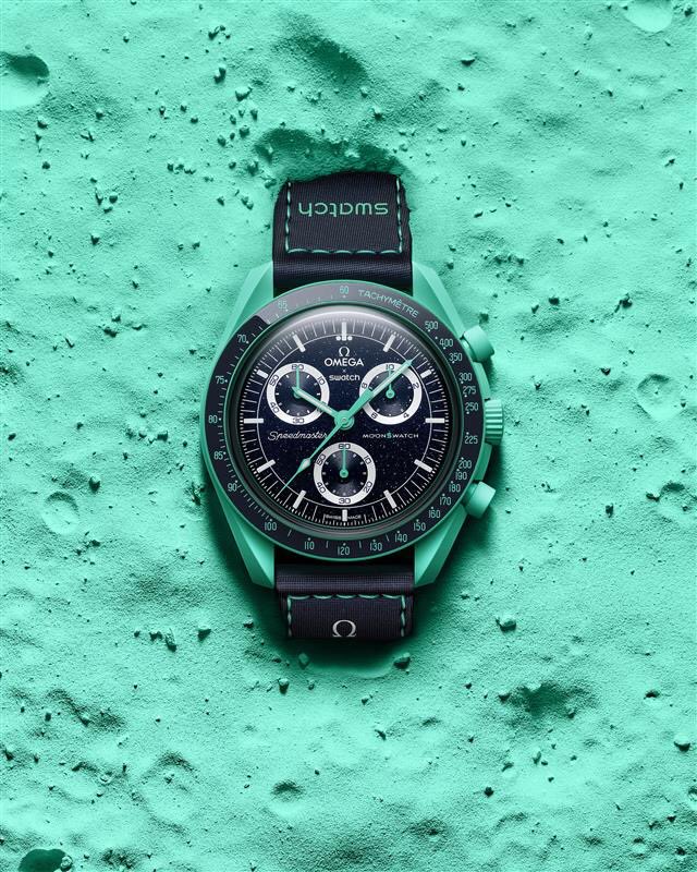 swatch_jp's tweet photo. Bioceramic MoonSwatchコレクションMISSION ON EARTH – POLAR LIGHTS。OMEGA Speedmaster Moonwatchへの新たなオマージュとなるこの2作目は、宇宙から見たオーロラの美しさを映し出しています。
#MoonSwatch #OMEGAxSwatch #Swatch

https://t.co/531Pg7xk6o https://t.co/wpZ23v52WG
