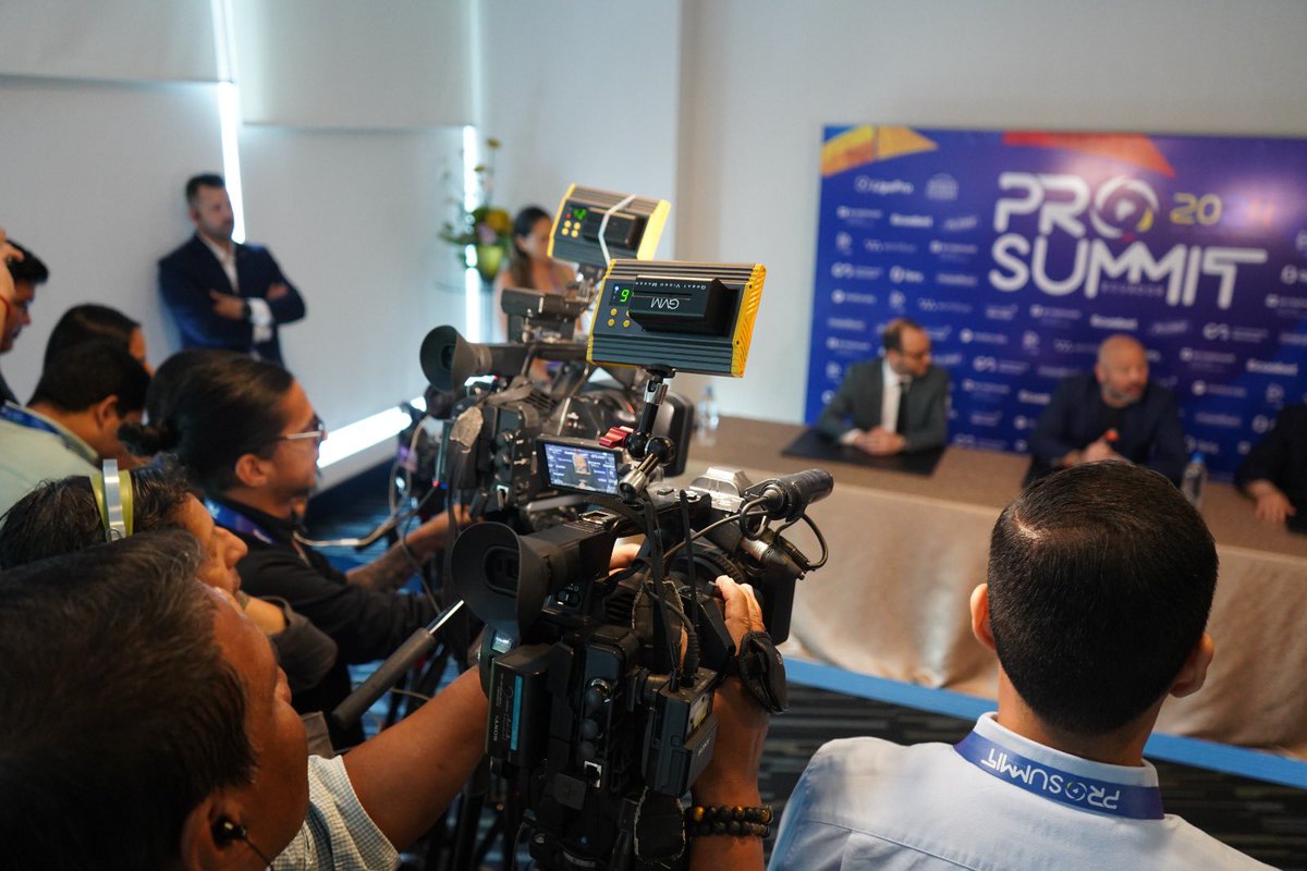 LigaEcuabetec's tweet photo. 📍Rueda de prensa para medios de comunicación 📻

@miguelloor @Tebasjavier #JeromePerlemuter @LaLiga @WorldLeaguesWLA 💪🏻

#ProSummitEcuador #WorldLeagueAssociation 🇪🇨💯 https://t.co/YkGaNQNBR6