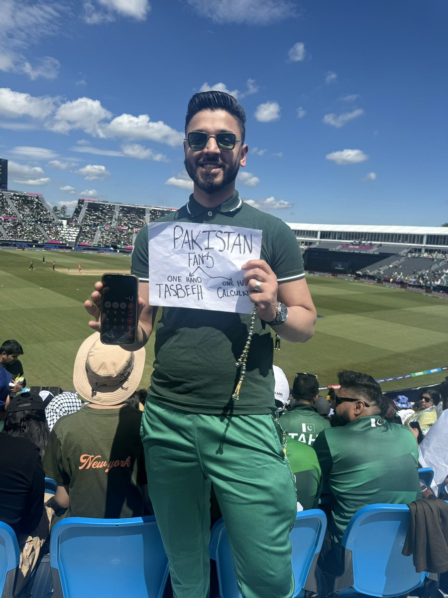 iAtifKhan's tweet photo. Fate of Us Pakistan Fans- One hand Tasbeeh &amp; One hand Calculator #PAKvCAN https://t.co/SvIin2IEsG