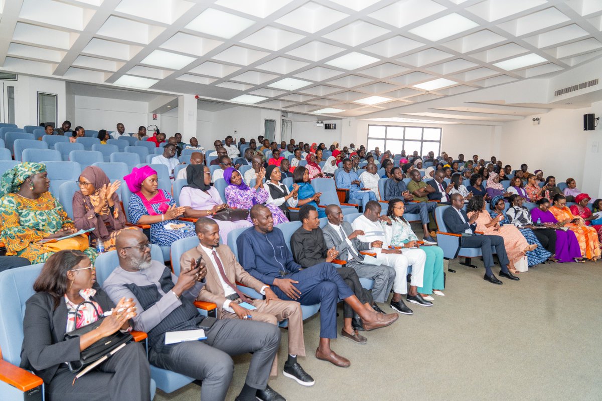 PapyPuncho's tweet photo. Le Ministre de la Microfinance et de l'Économie Sociale et Solidaire (MMESS), le @DrAliouneDione, a organisé une rencontre fructueuse avec l'ensemble des agents de son Ministère.
#MMESS https://t.co/aHsD4BMogB