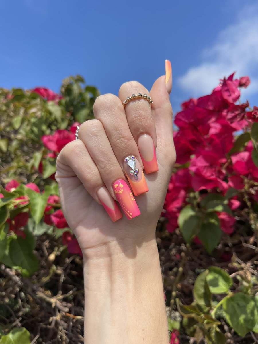 supatkelli's tweet photo. no phil did my nails so good this time wtf phil i am obsessed i am literally obsessed ✨🌺🧡💖🙌🏼 https://t.co/iMbKfIsdfA